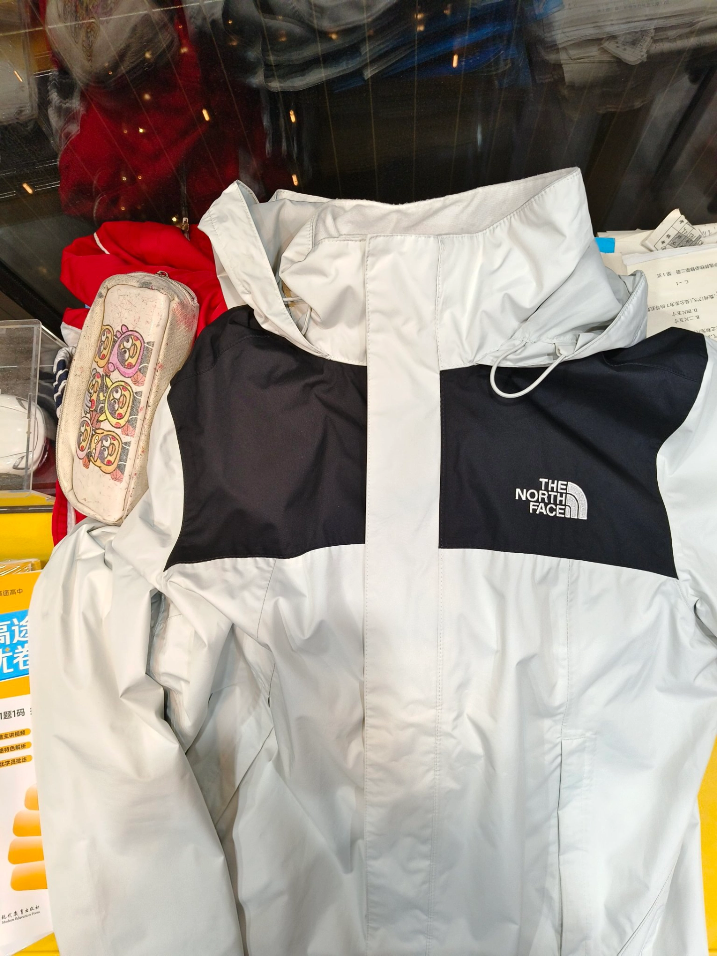 北面白色冲锋衣嘎嘎帅