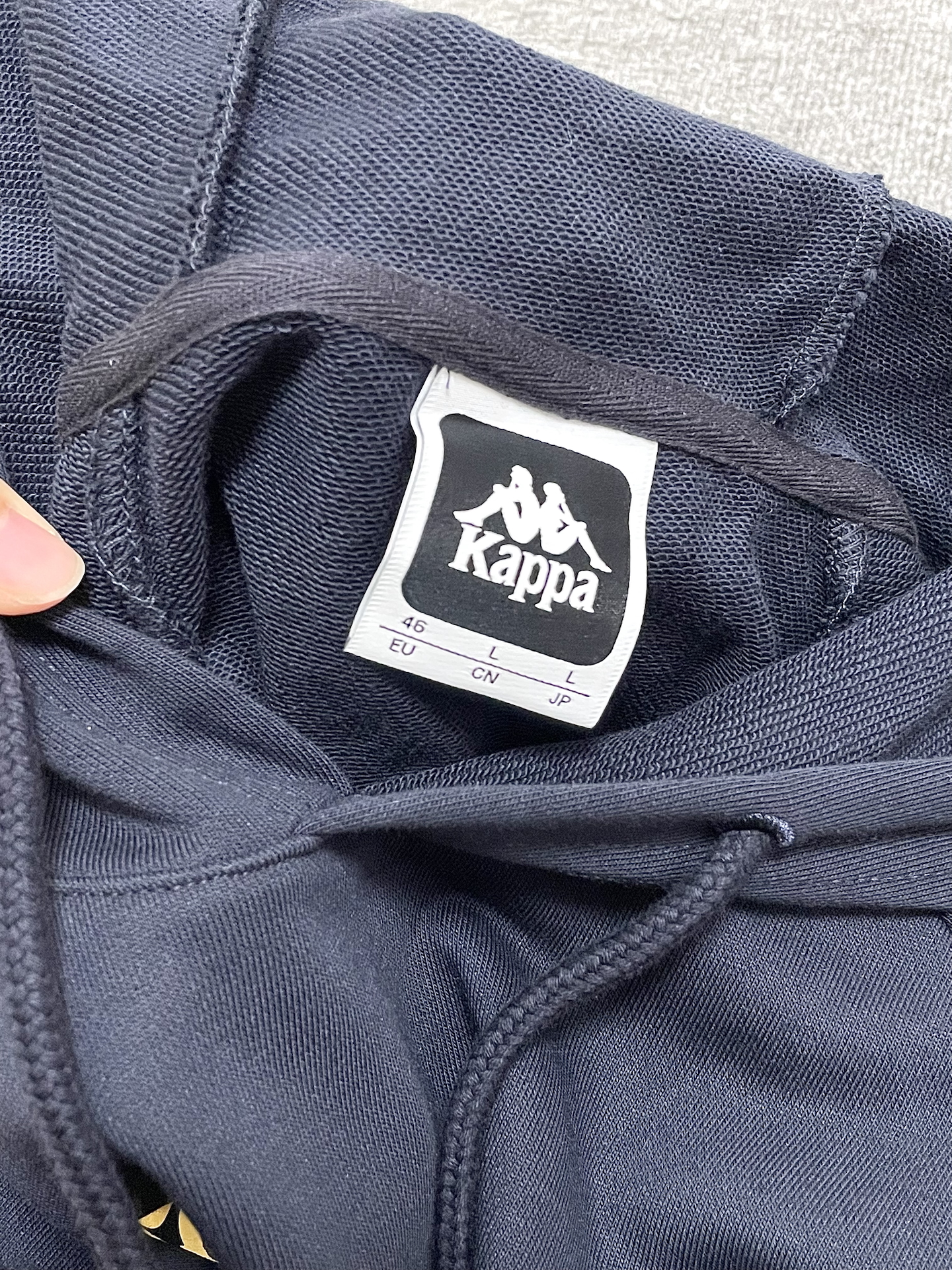 找到卡帕介个藏蓝色连帽外套
我觉得这个颜色上身好显白
而且刺绣logo