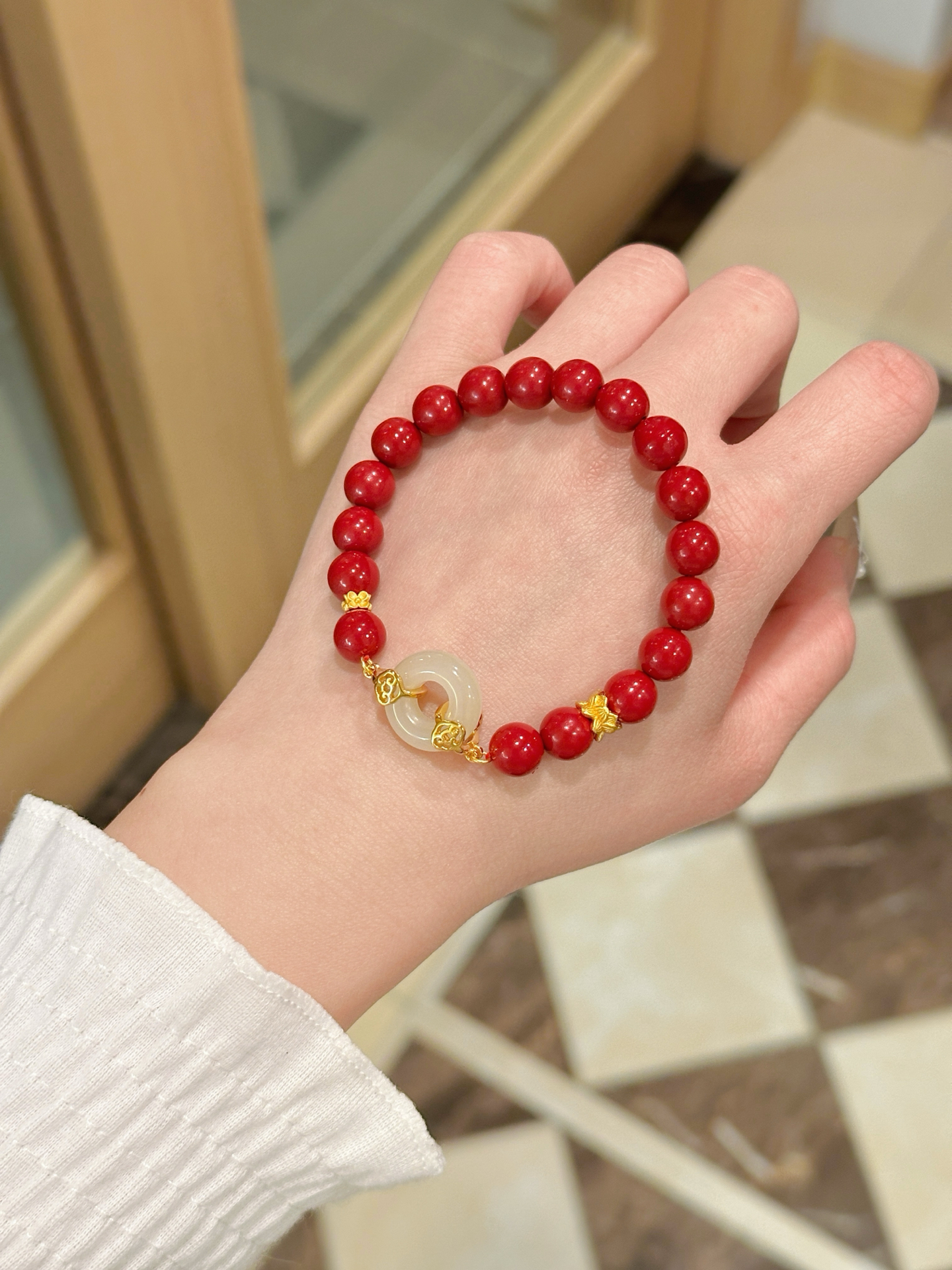 不得不说冬天戴朱砂手链真的好显白!