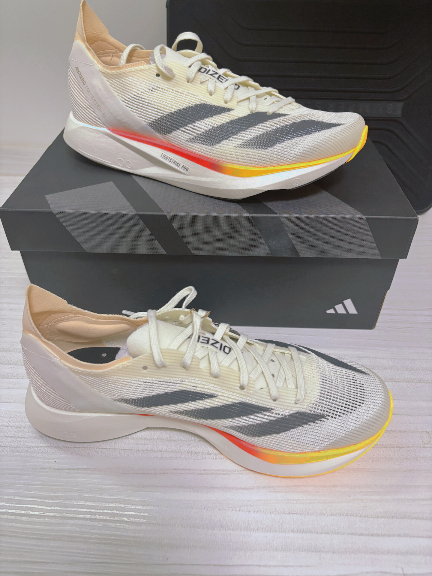 【这双跑鞋女生绝配阿迪达斯 adizero takumi sen 10 】