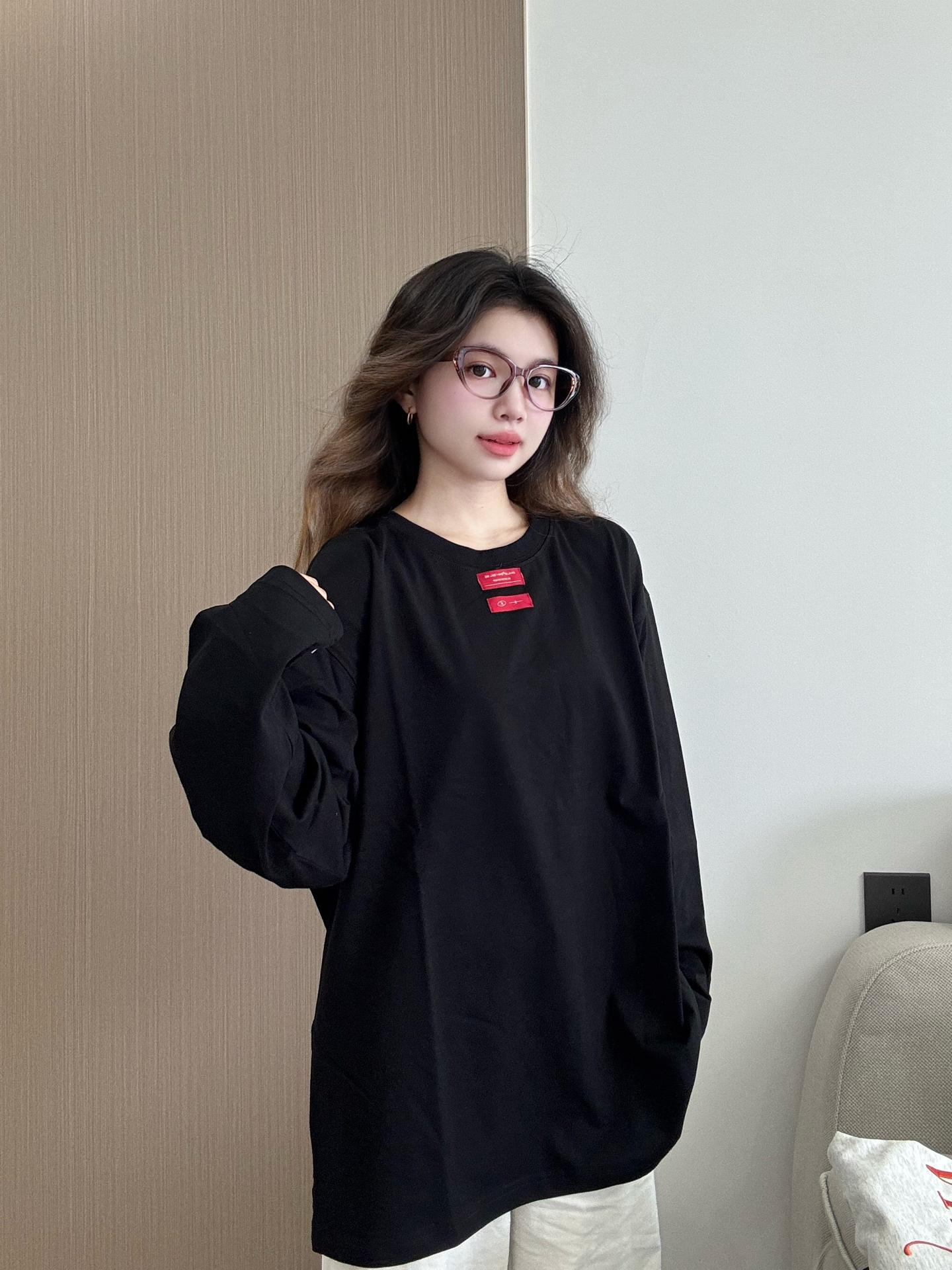 bjhg  
纯色圆领卫衣可以轻松穿出高级感
宽松版型遮肉显瘦
黑色巨