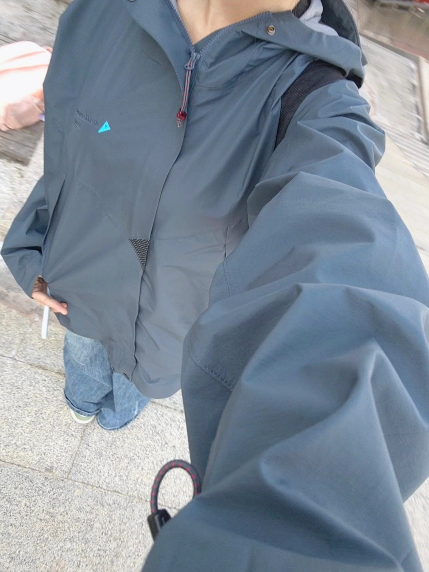 衣服颜色为午夜蓝色,衣服简单轻便,穿起来非常轻薄;衣服有多个口袋,可