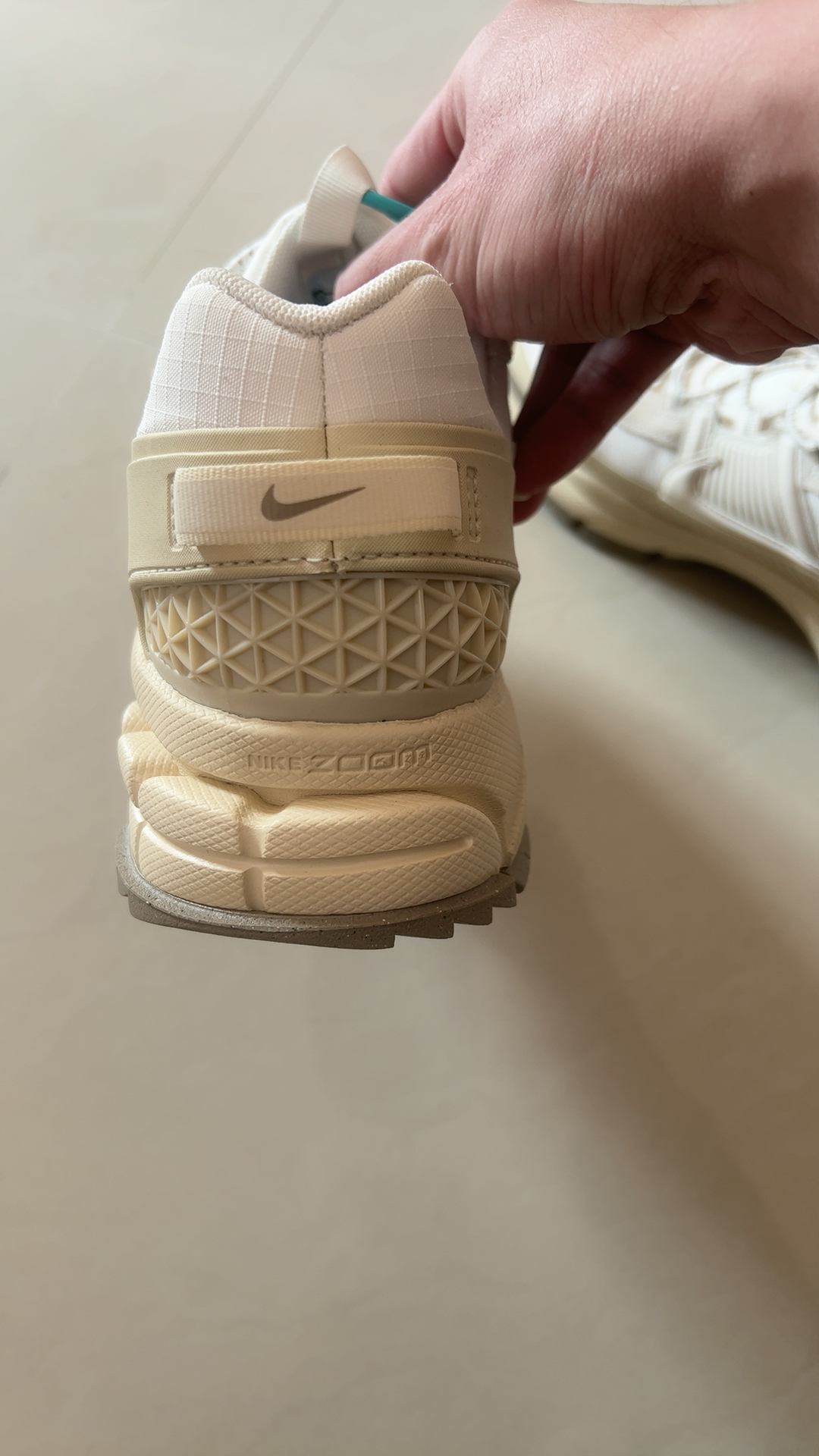 custom review-Nike ZOOM VOMERO ROAM Беговые кроссовки Низкий топ Светлый Айвори Светлый хаки Хаки Унисекс