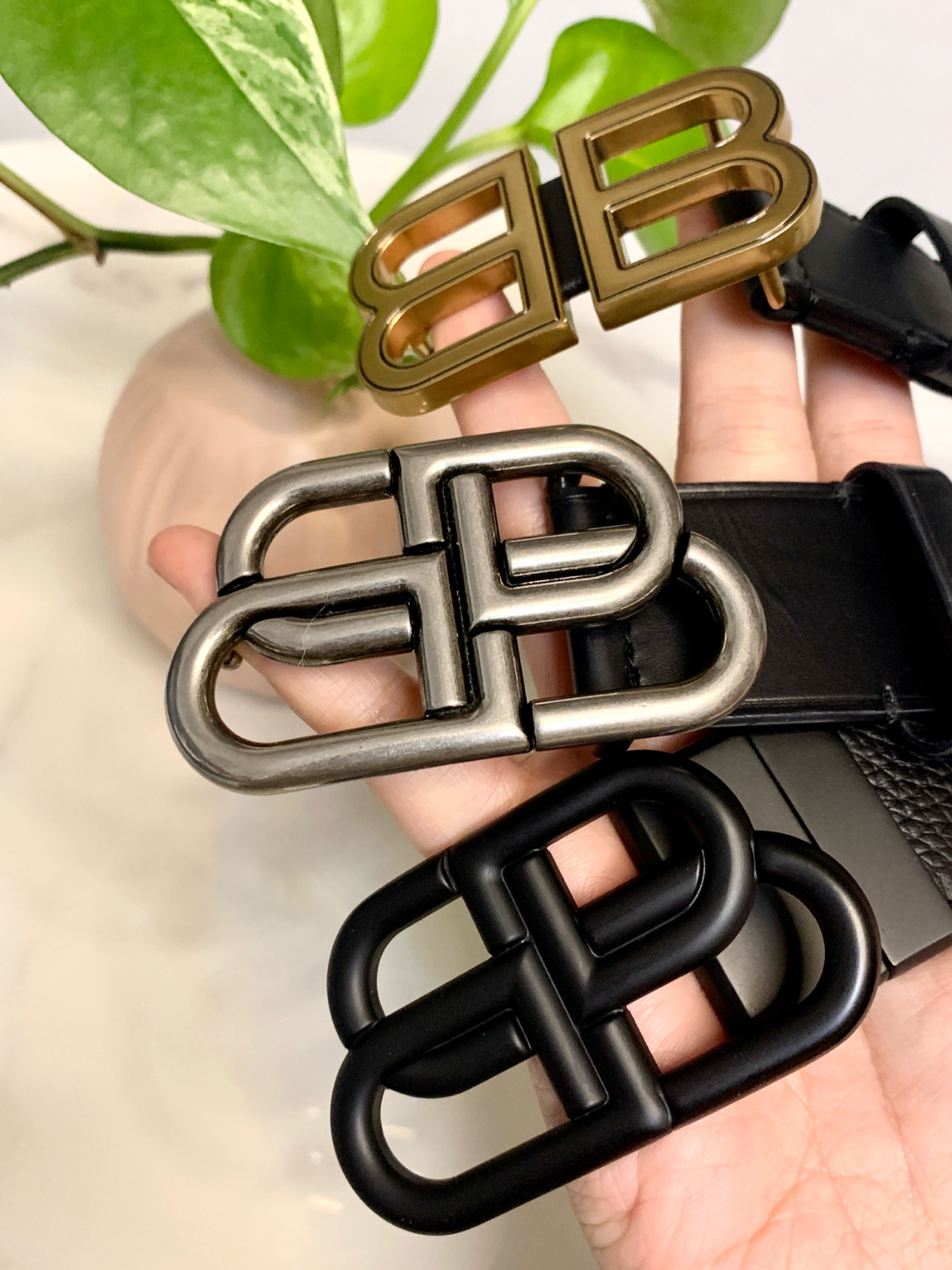 在线求助,巴黎世家双b腰带哪个最百搭啊!