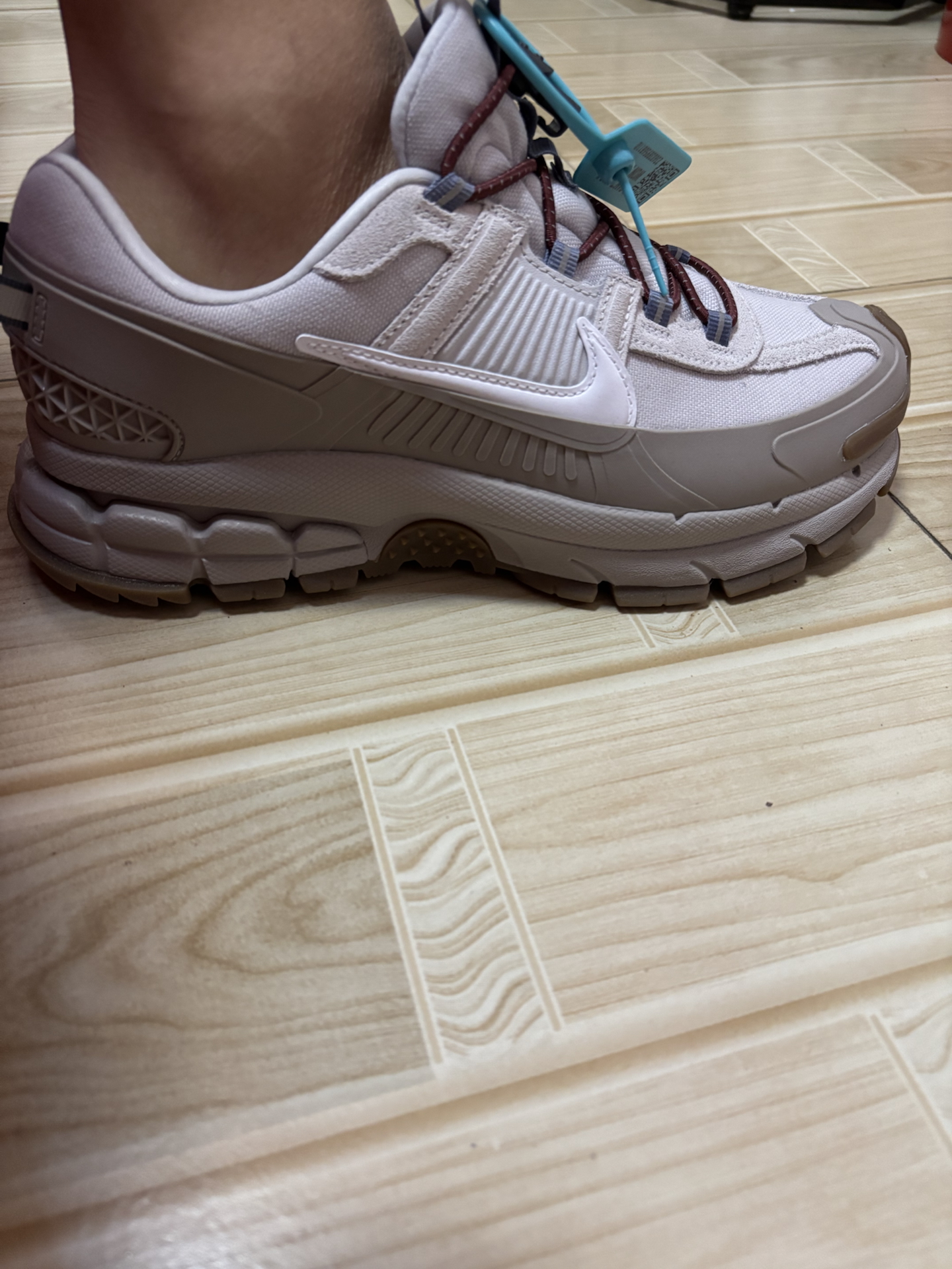 custom review-Nike ZOOM VOMERO ROAM Устойчивый к истиранию Дышащий Низкий Топ Повседневные Тренировки Городские Кроссовки для Коммутирования Беговые Кроссовки Унисекс Экрю