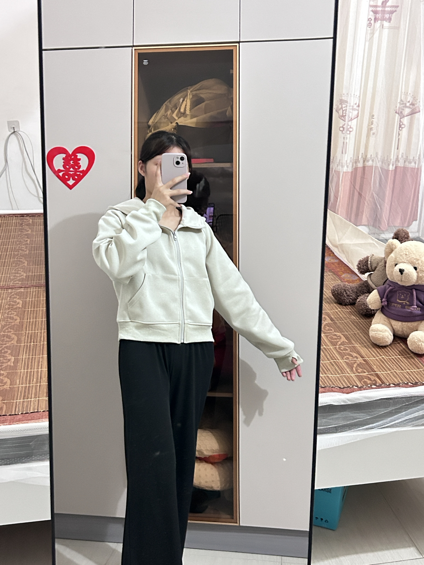 短款很修饰身材比例,特别百搭,面料也是很舒服的棉混纺面料,没有多余