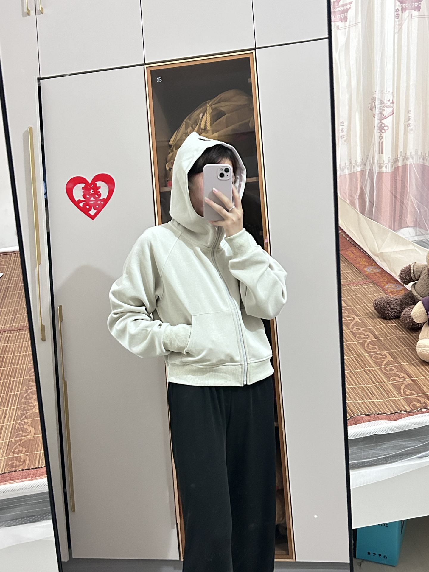 短款很修饰身材比例,特别百搭,面料也是很舒服的棉混纺面料,没有多余