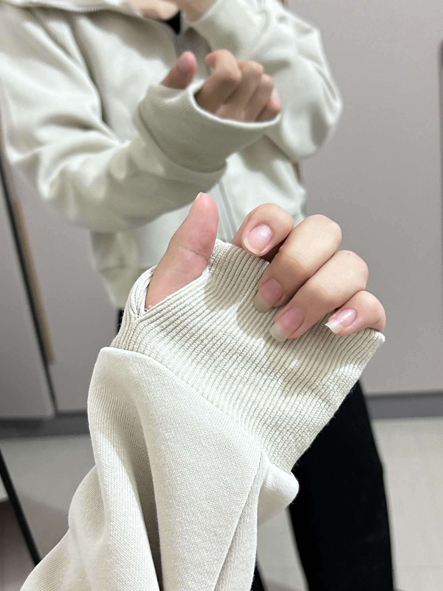 短款很修饰身材比例,特别百搭,面料也是很舒服的棉混纺面料,没有多余