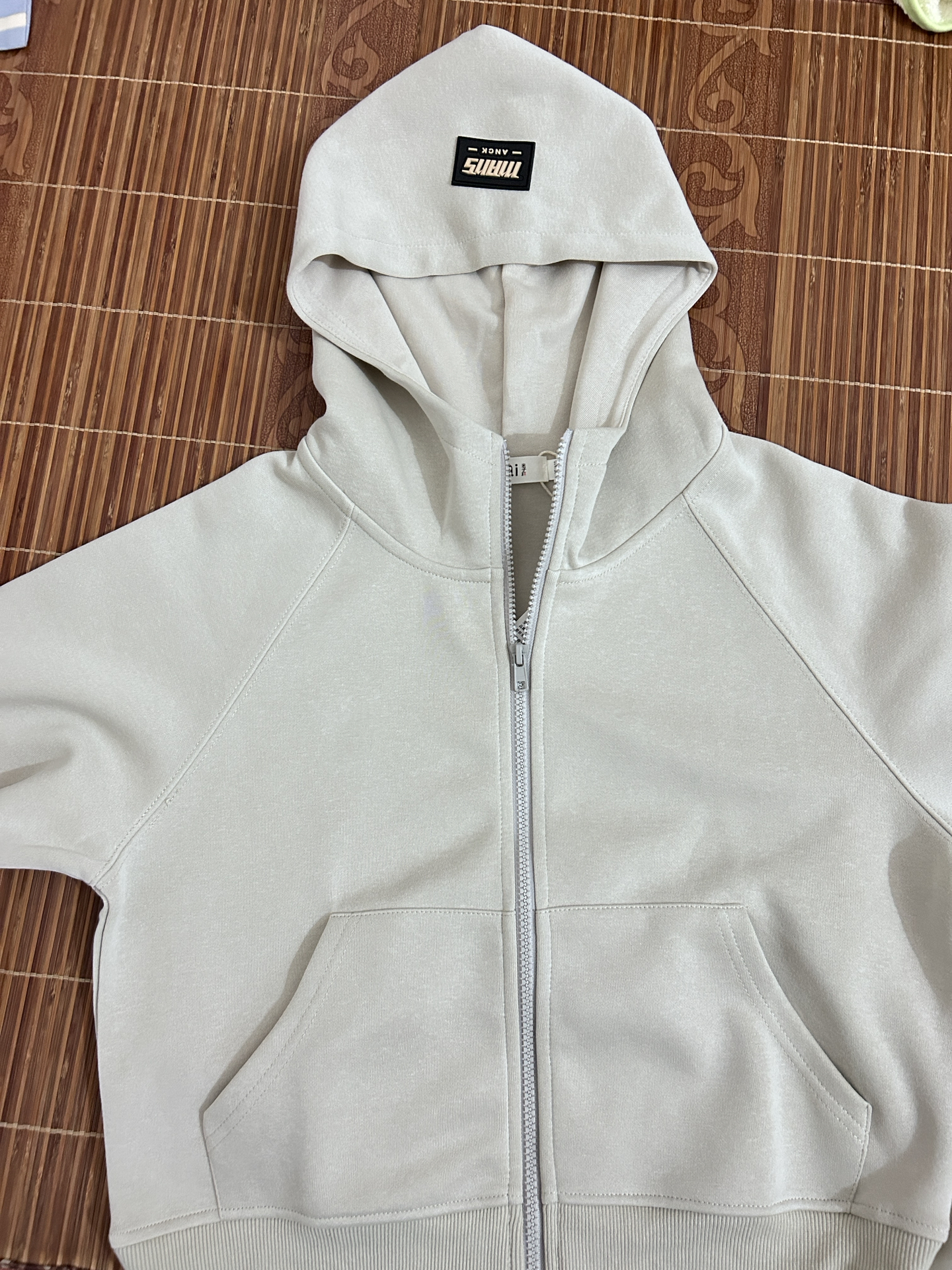 短款很修饰身材比例,特别百搭,面料也是很舒服的棉混纺面料,没有多余