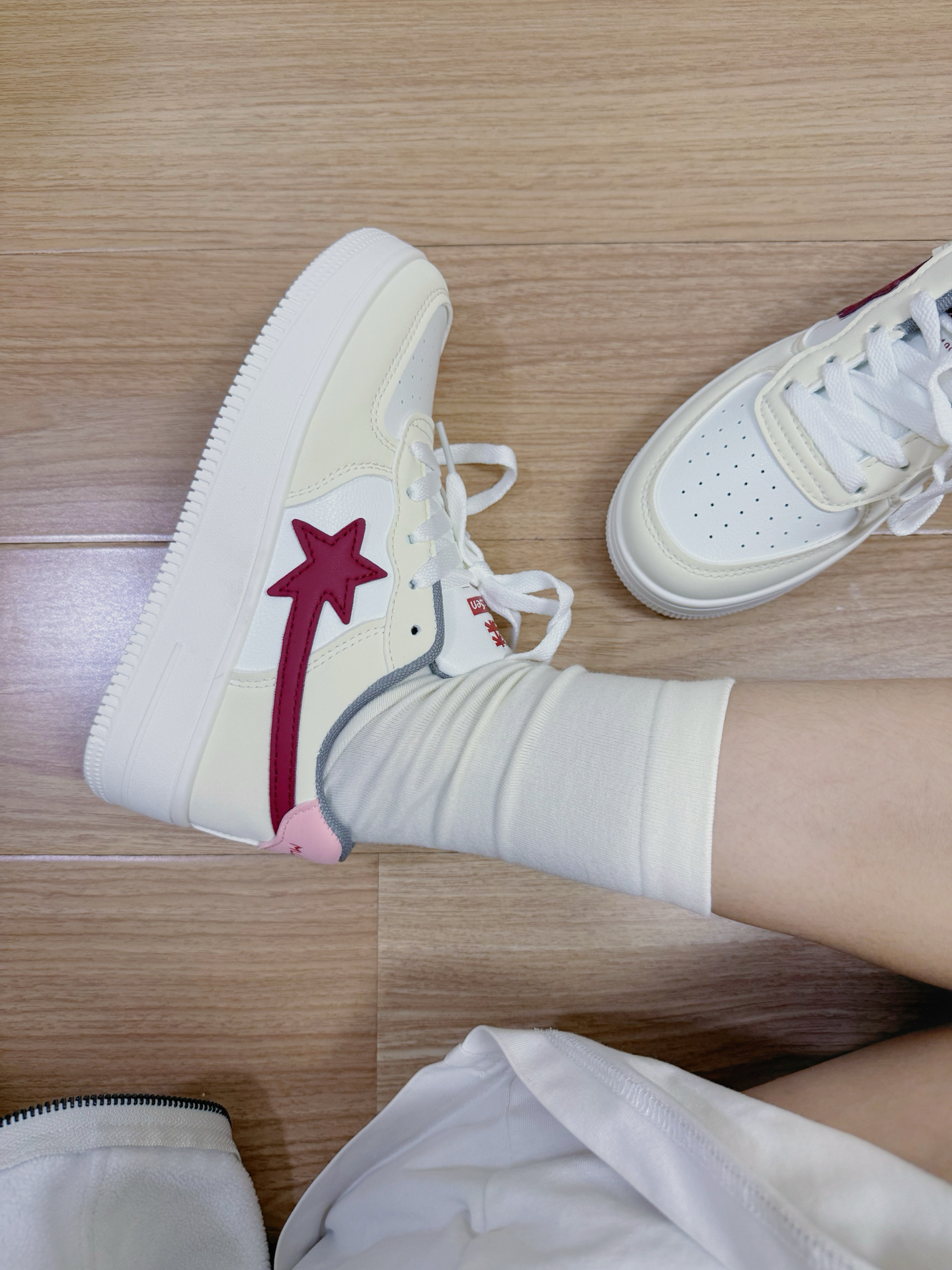 整体是白色的怪百搭的
搭牛仔裤,配校裤都蛮清爽的耶🧢🎧

鞋子