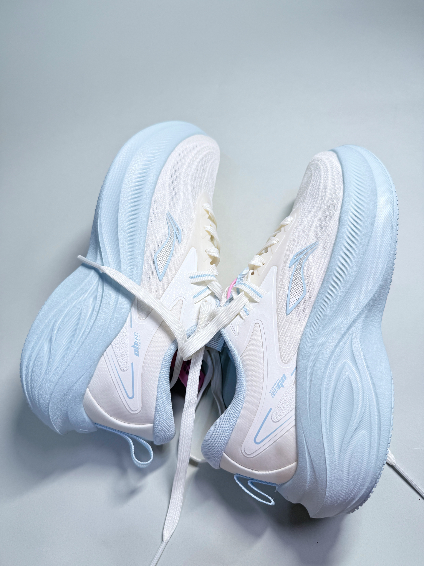 太爱啦!这双奶香味十足的李宁凌波跑鞋