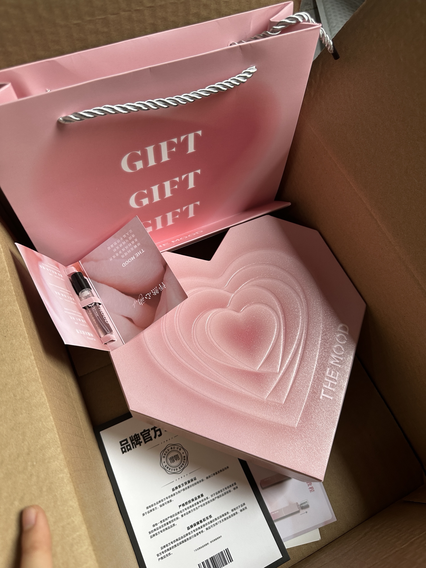 粉粉的很好看而且这个香水非常的很好闻