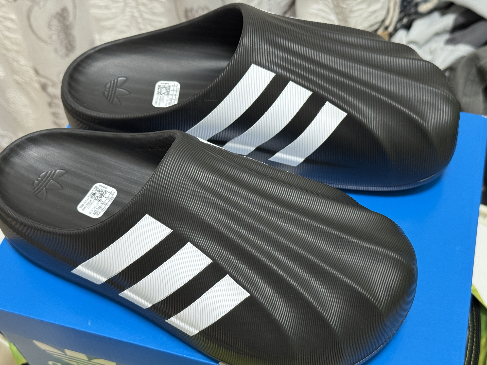 阿迪达斯adidas adifom superstar贝壳头拖鞋,能穿搭的拖鞋