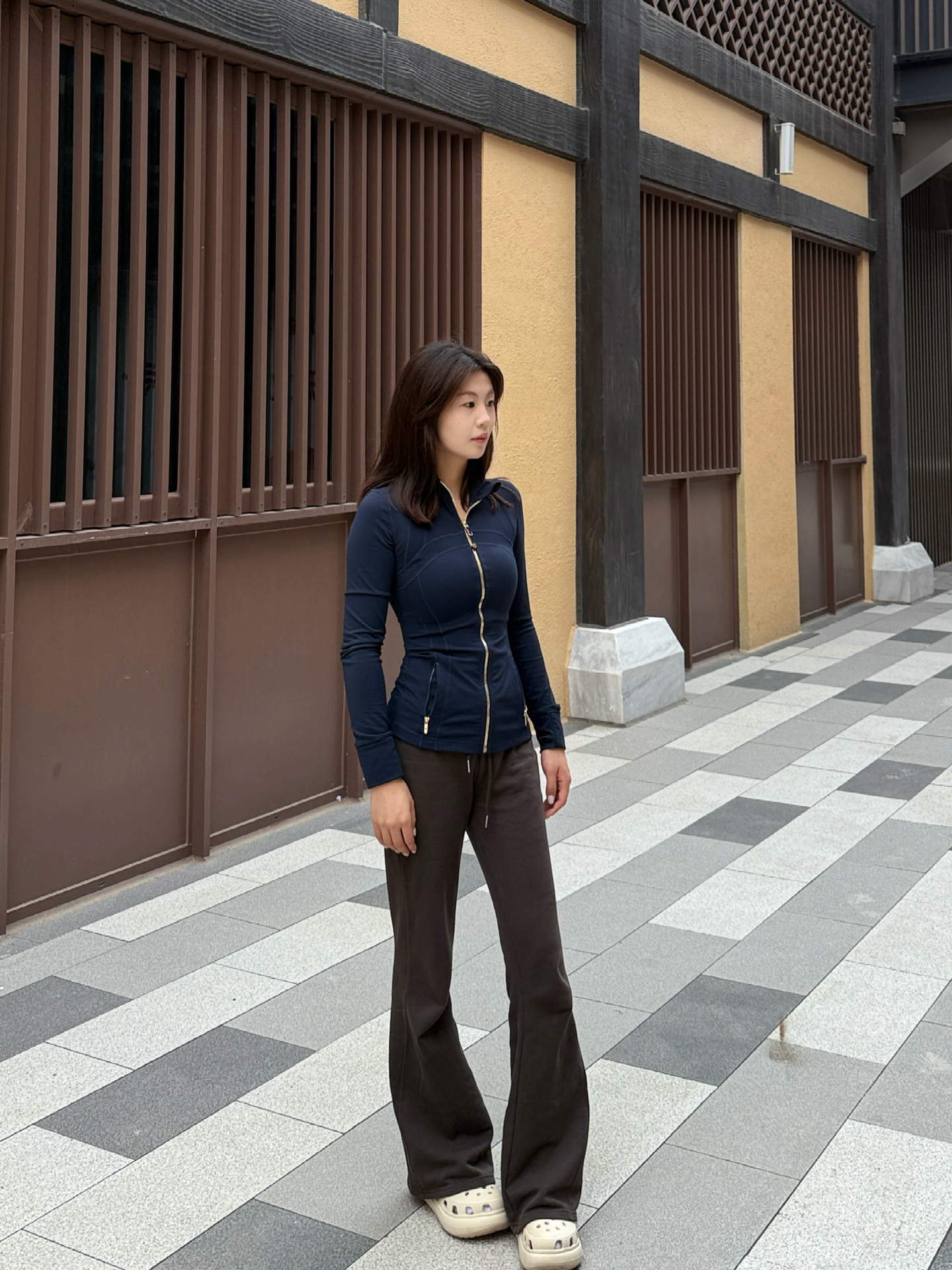 藏蓝修身拉链外套 深棕喇叭裤 休闲出街辣妹感拉满