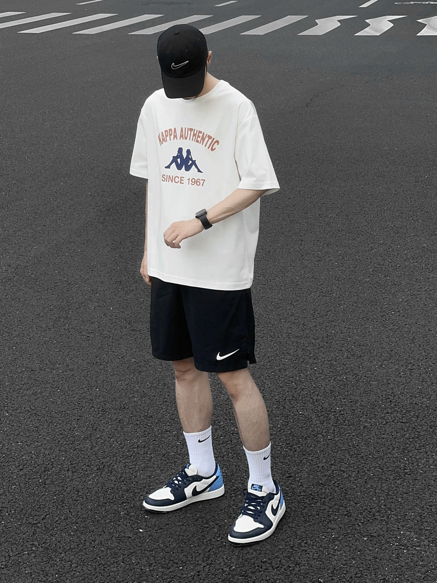 aj1黑曜石搭配复古t恤也很帅