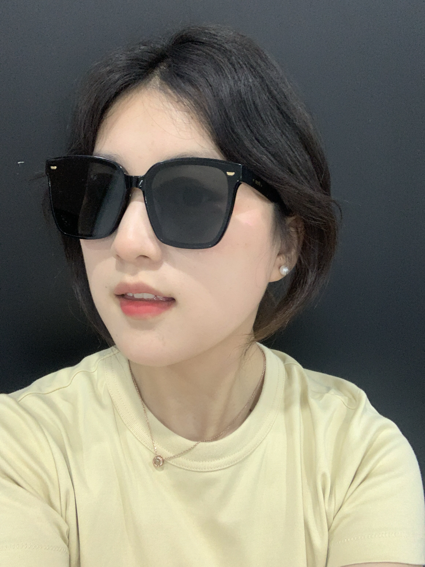 并且还可以作为配饰 
就算拍照出来也不会很难p图#大家推荐你的墨镜