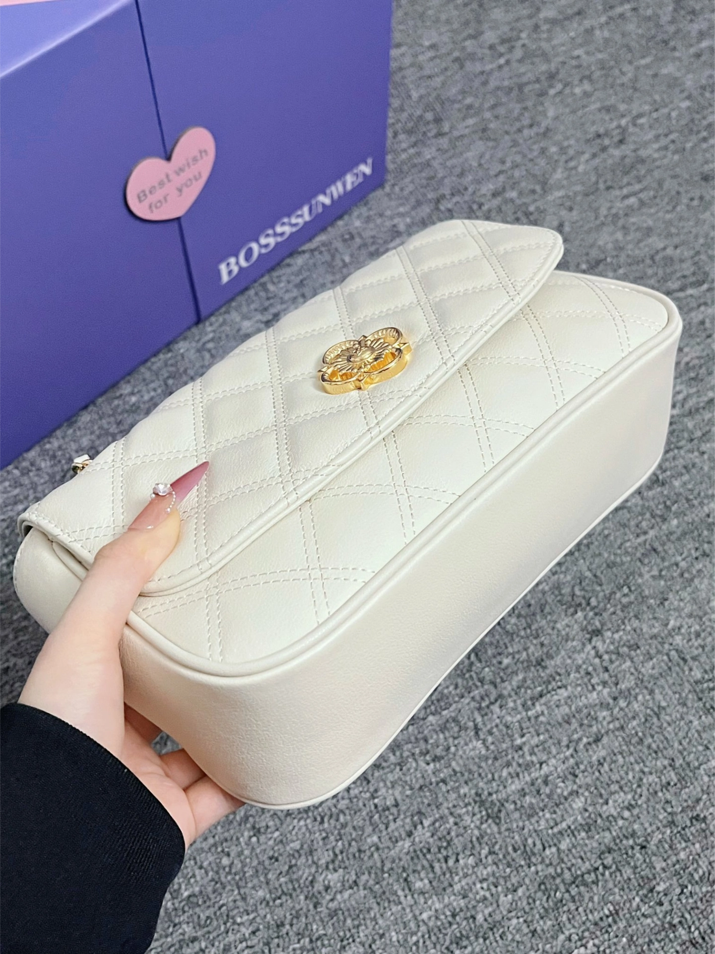 介样的礼物真懂女孩诶💗山茶花温柔奶白色包包