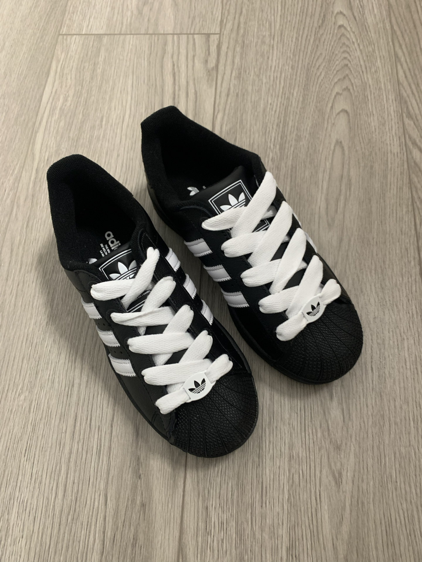 黑色的贝壳头板鞋hin金典!