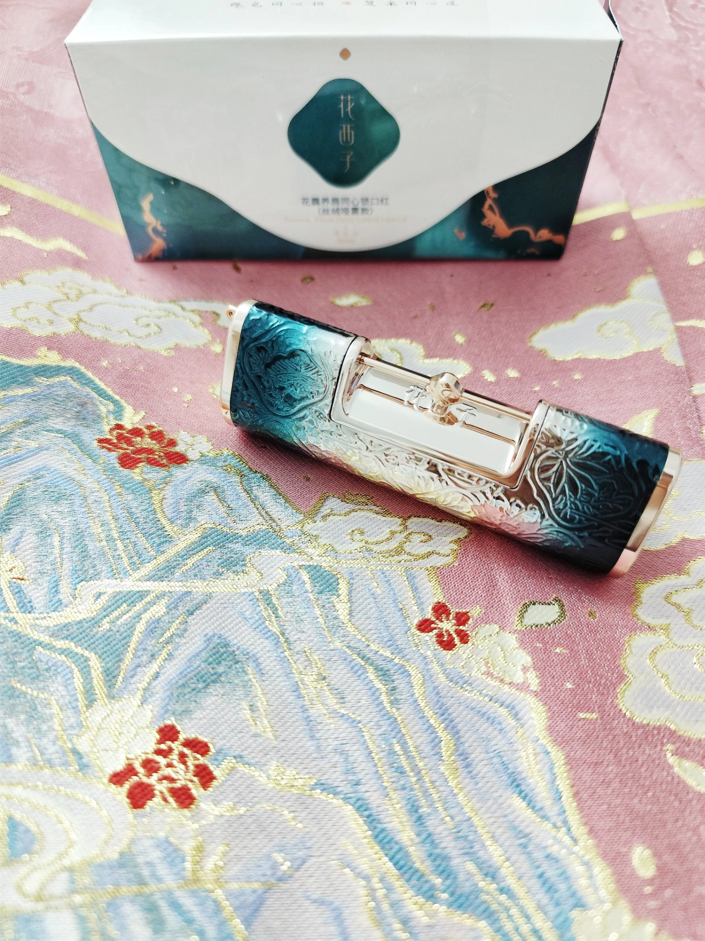 花西子同心锁口红 寓意一生锁爱·永结同心
将中式典雅之美展现得淋漓