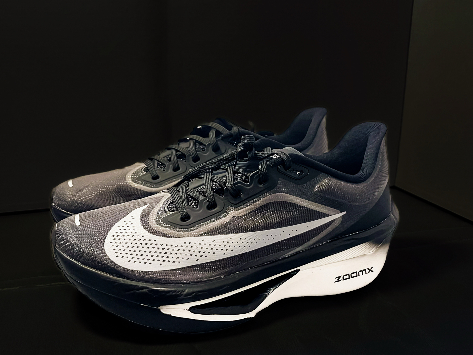 nike对黑色跑鞋颜值设计这块真没得说