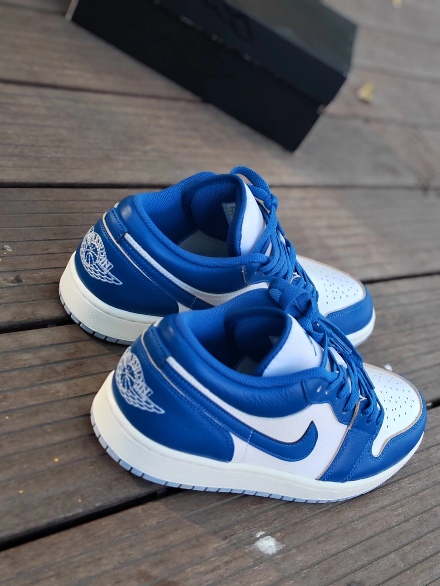 这期和大家这双aj1 low蓝白配色
这个配色的蓝色是相对暗一点,比较