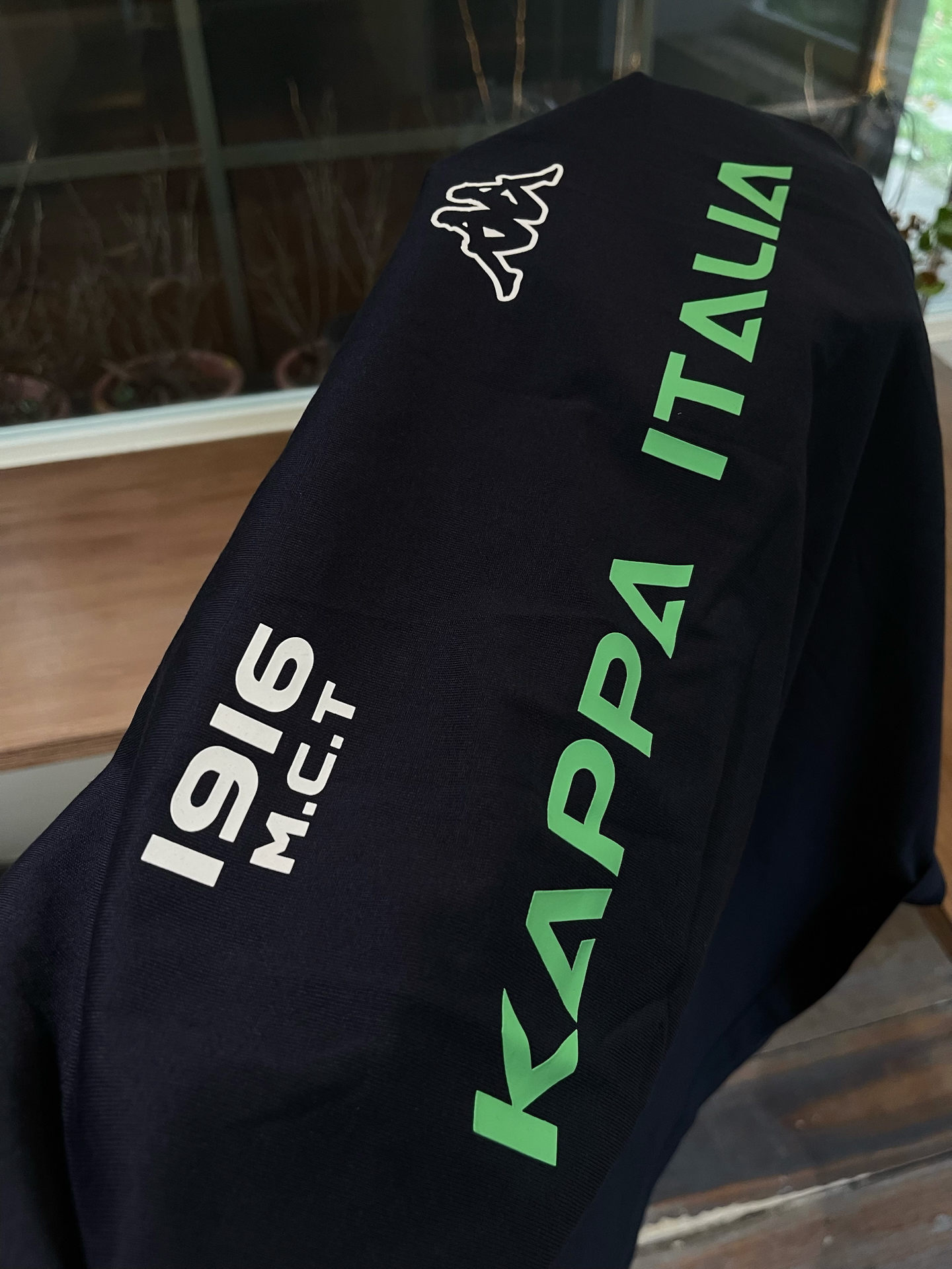 设计
纯棉透气面料上身清爽又舒服哦
kappa服饰短袖 
卡帕kappa短袖