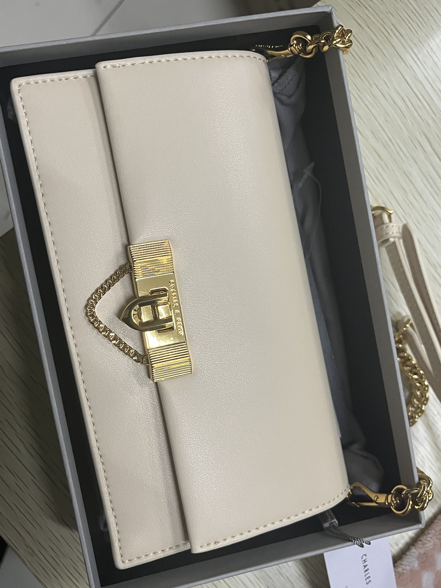 custom review-CHARLES KEITH ПУ (полиуретан) Сумка через плечо Сумка на плечо Кошелек Женская Бежевая Черная Зеленая Розовая