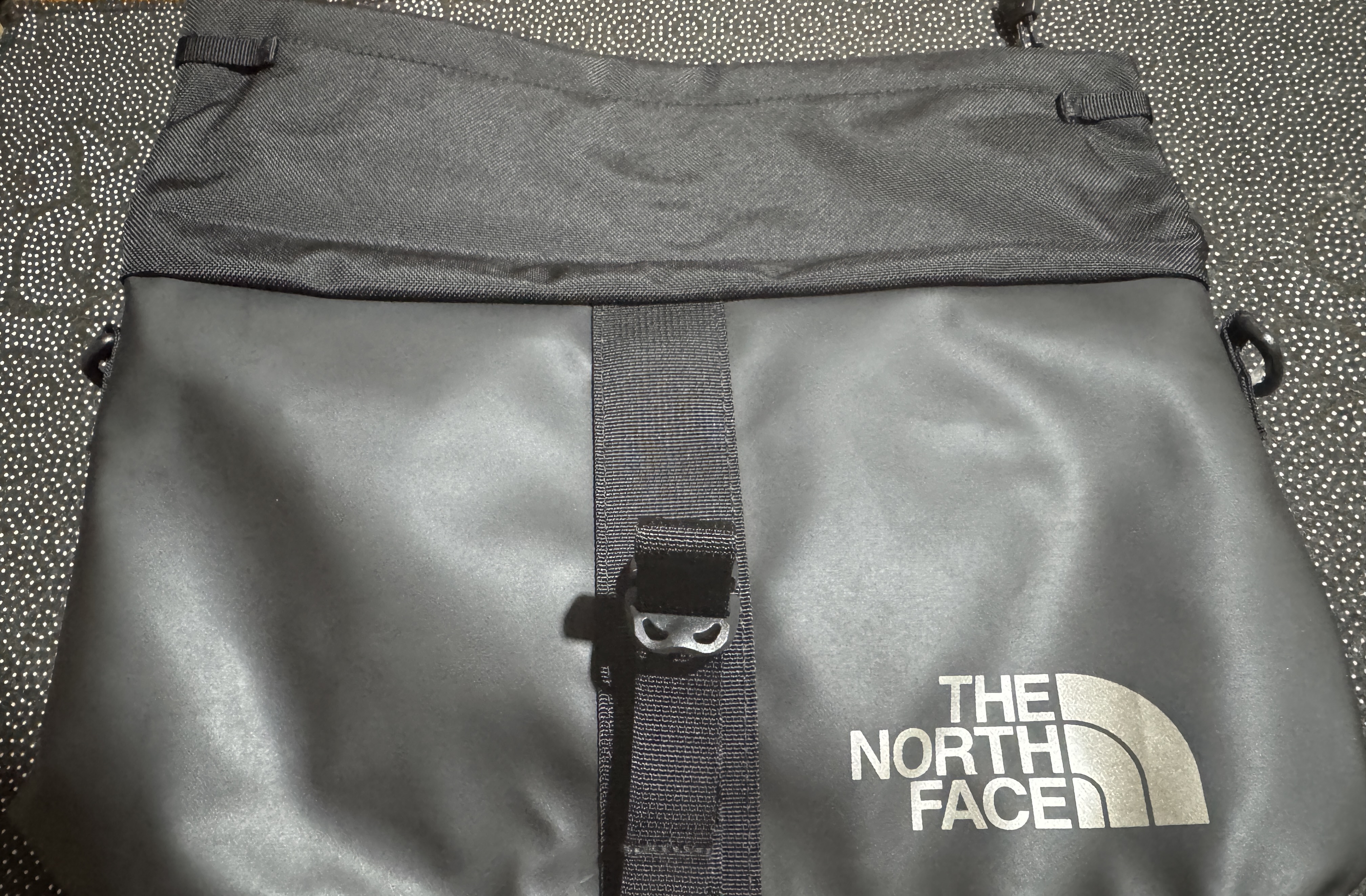 通勤党必入的一款北面斜挎包!