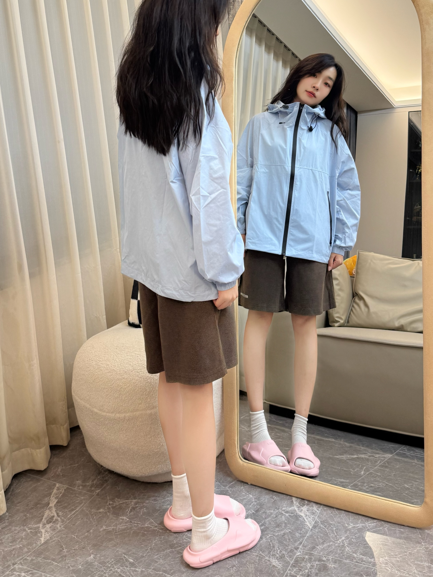 今天是懒人套装 
防晒服搭配了五分裤
衣服夏天穿很舒服 软软的