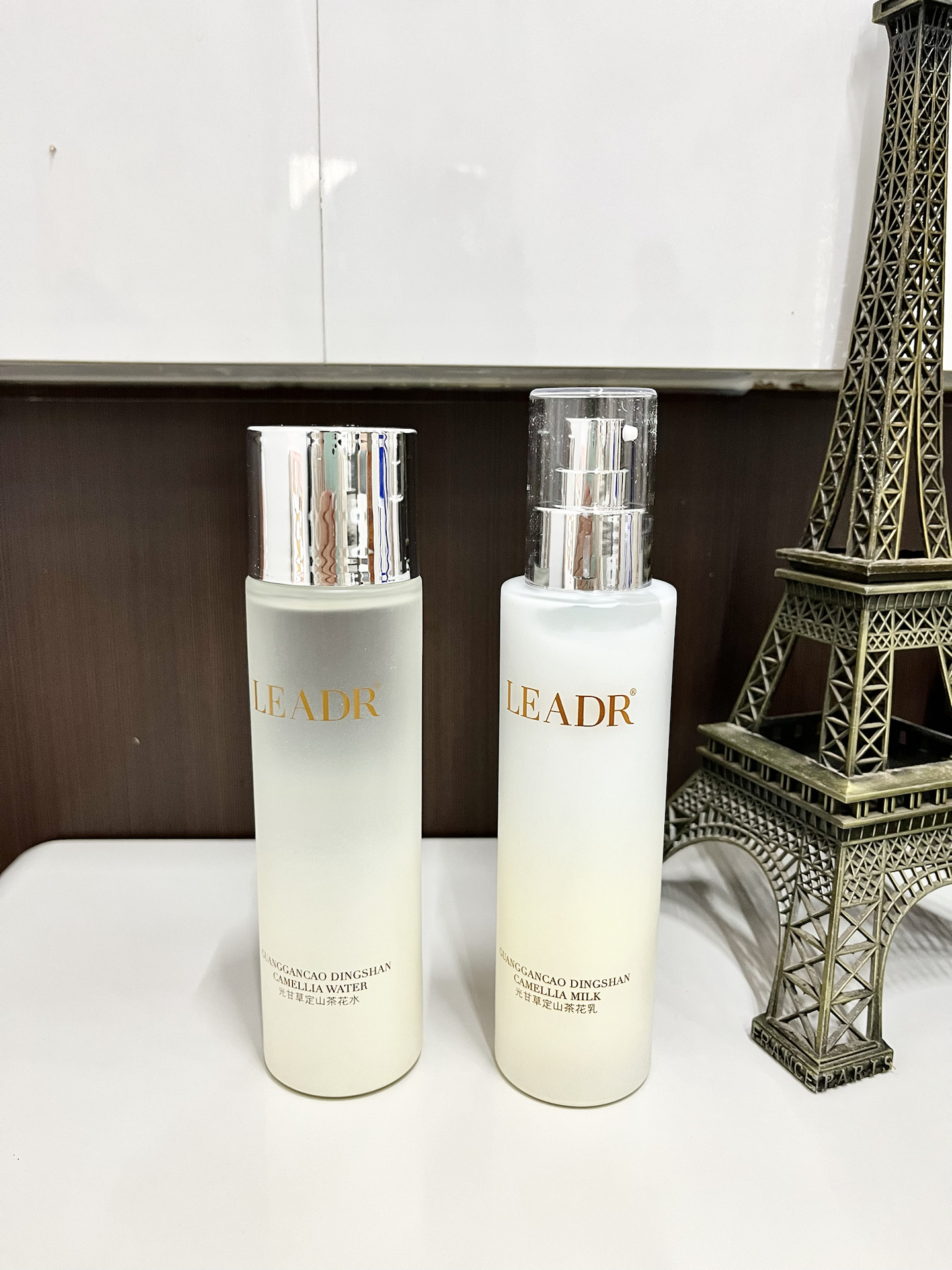 我赶紧用介个女神之美山茶花水乳缓缓它的质地轻薄不粘腻上脸温和好