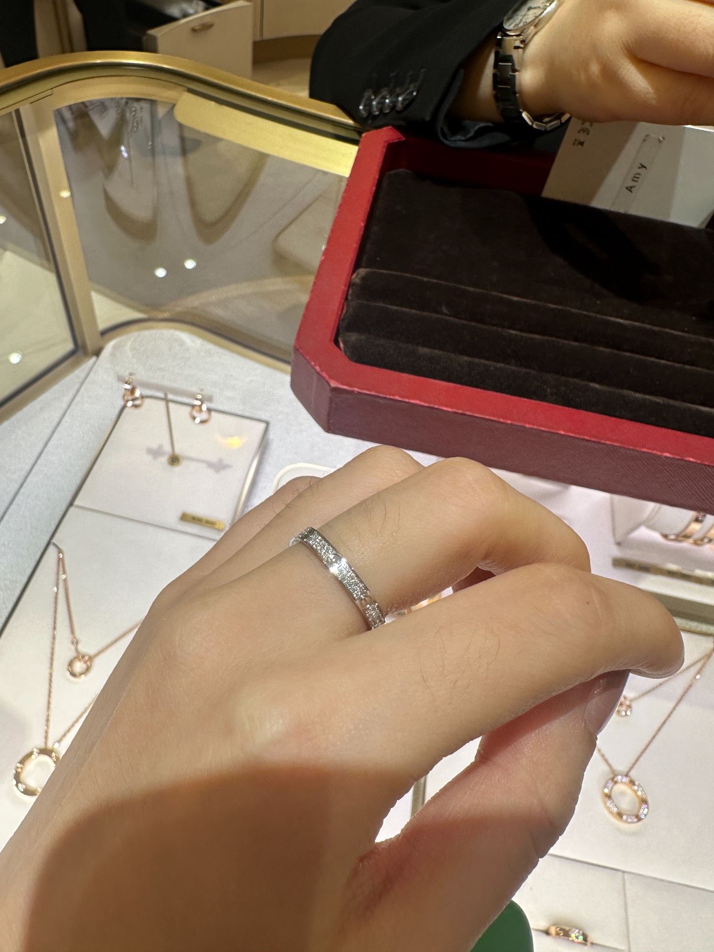 💍备婚中对戒 闪爆了卡地亚满钻