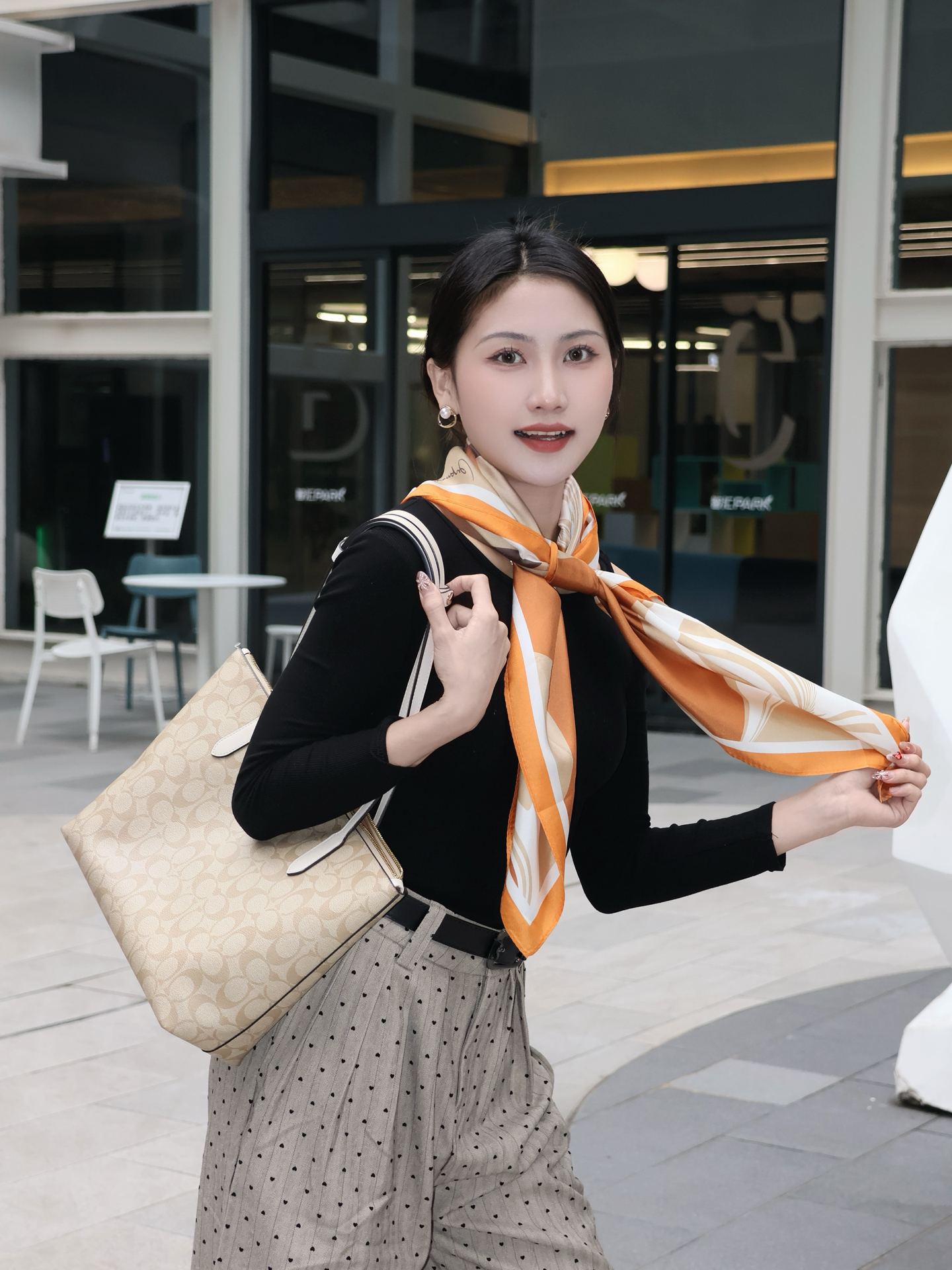 知性穿搭配上丝巾简直美到没边😏