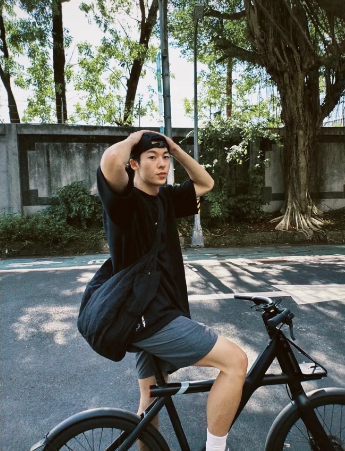 同款衣服是很好找但是很容易穿成老头诶^_^
纯色t恤分享