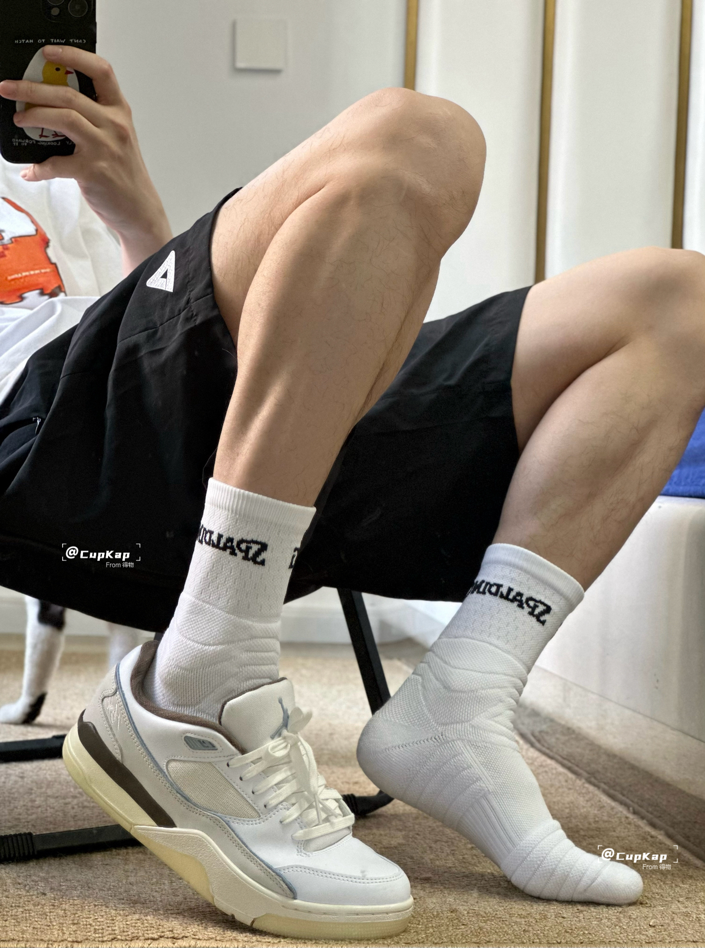 推荐的了,袜子质感厚实又不闷脚,颜色够纯白