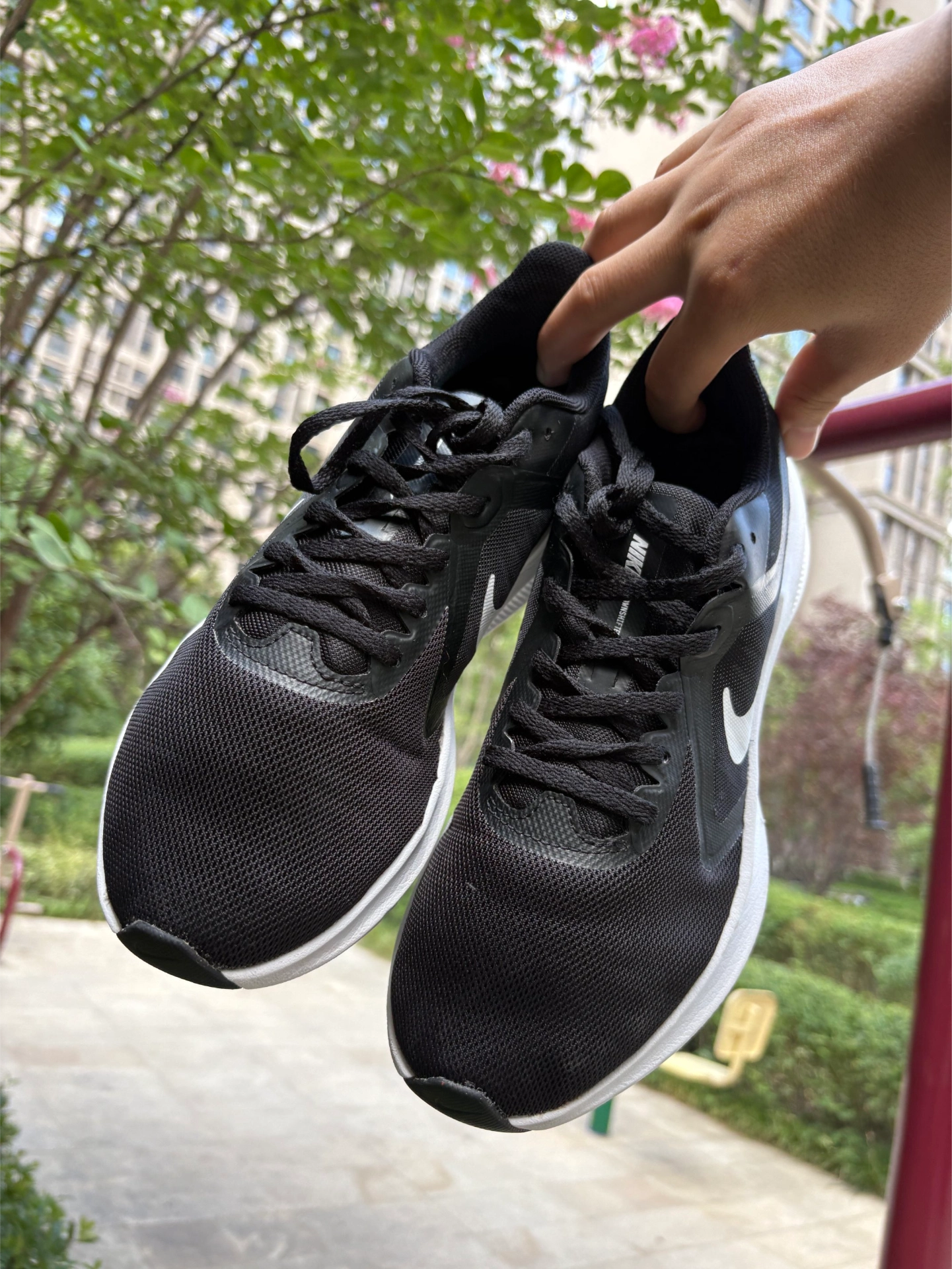 我又快乐了,拥有一双黑色耐克运动鞋