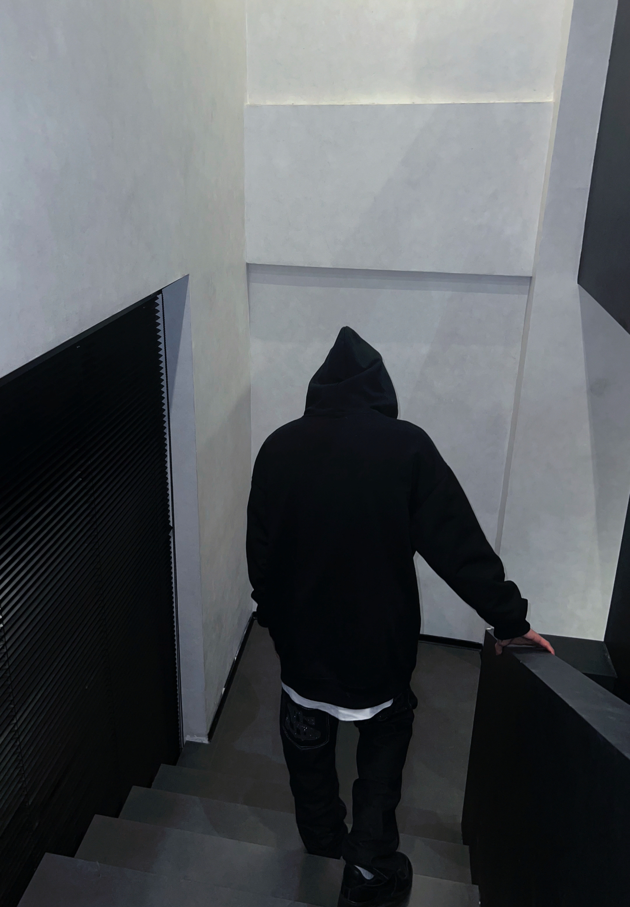 这件卫衣的面料和上身效果真的很绝,给自己来张帅的背影照#今日份穿搭