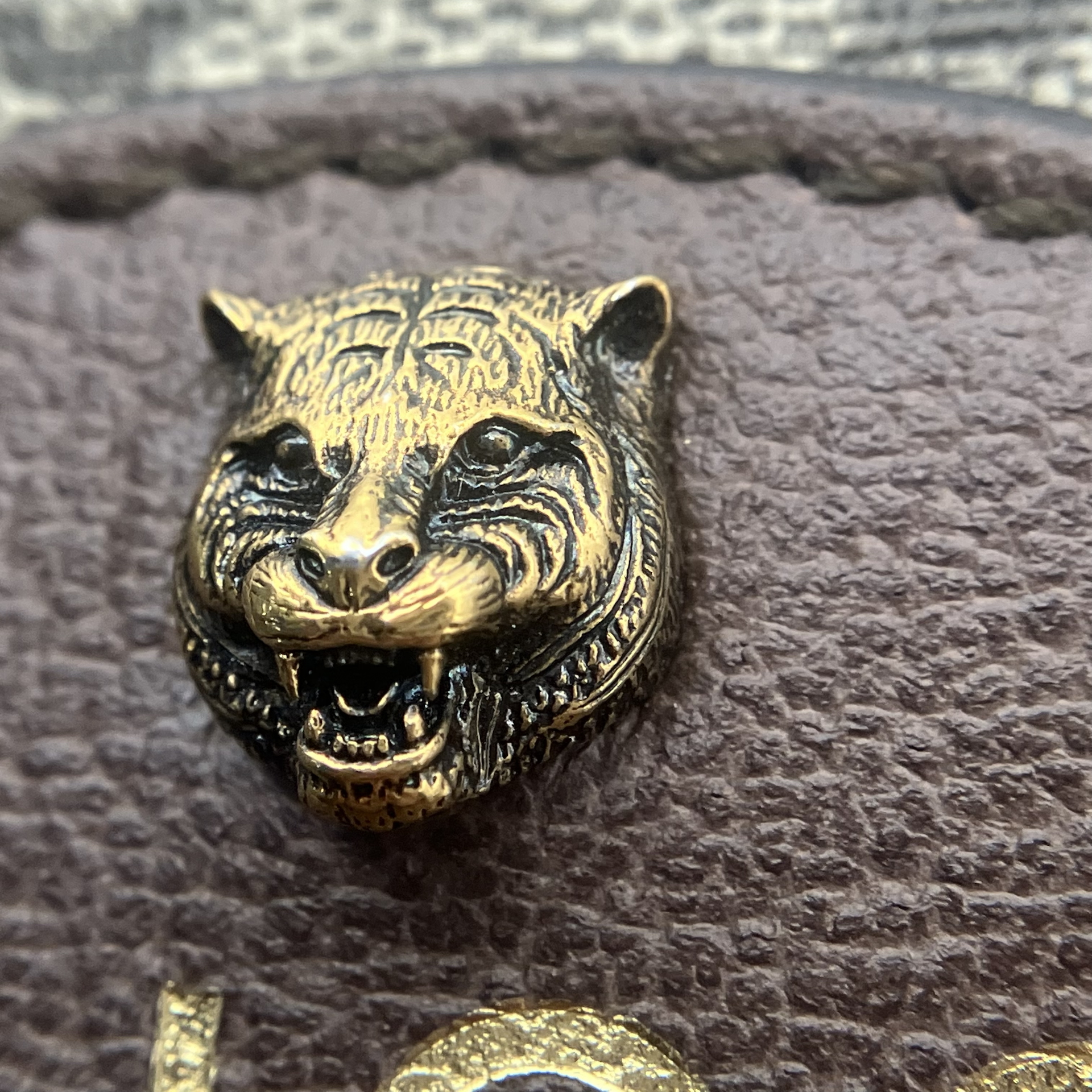 来对比 你的古驰虎头腰包是真的吗