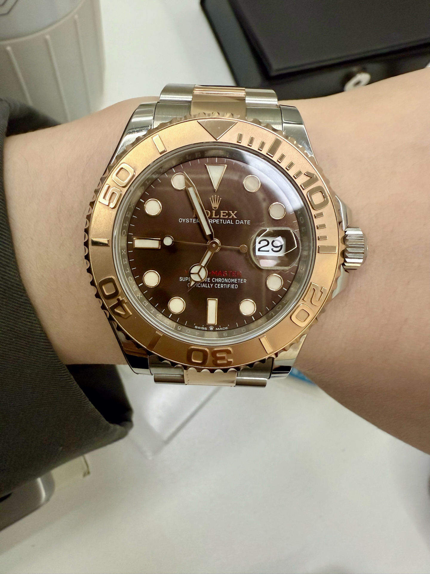 女生佩戴的劳力士大表盘腕表