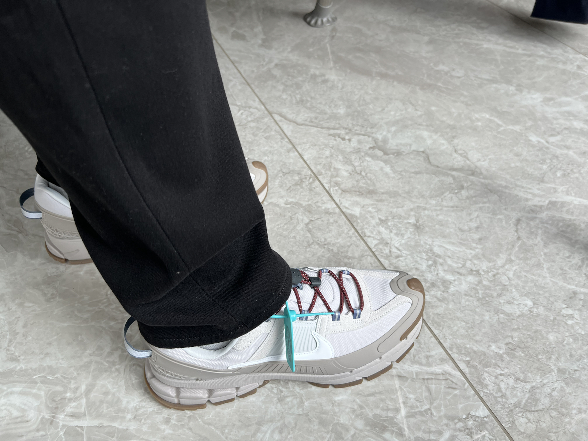 custom review-Nike ZOOM VOMERO ROAM Устойчивый к истиранию Дышащий Низкий Топ Повседневные Тренировки Городские Кроссовки для Коммутирования Беговые Кроссовки Унисекс Экрю