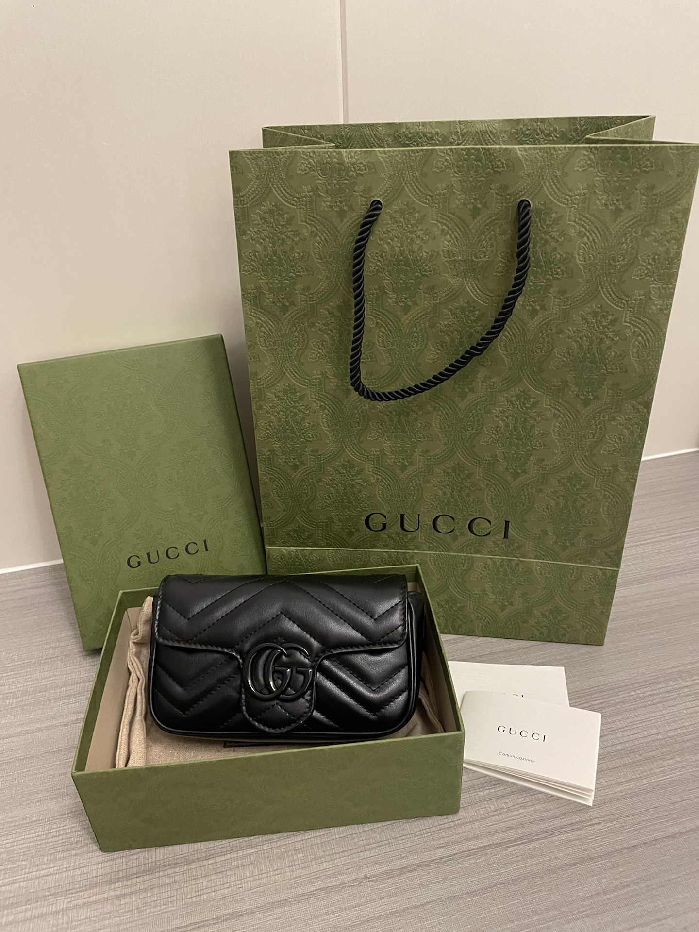 gucci纯色陶瓷扣款logo,all black简约又百搭