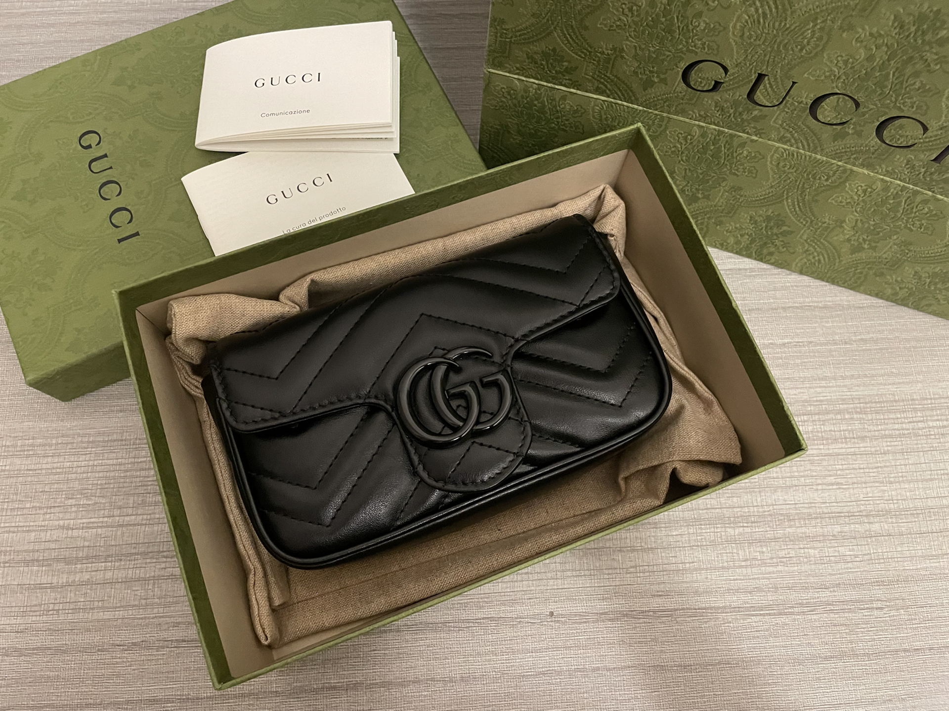 gucci纯色陶瓷扣款logo,all black简约又百搭