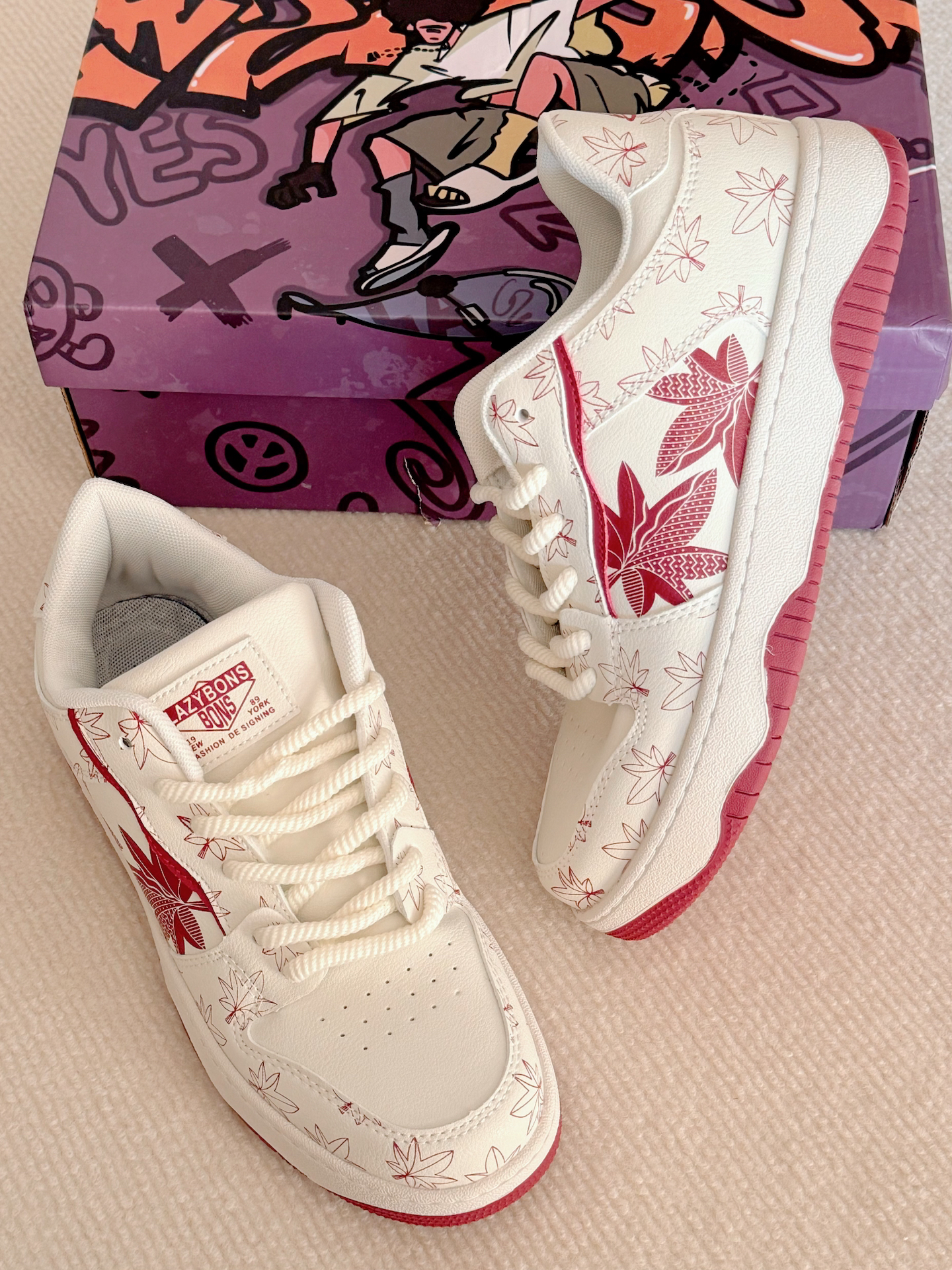 非常的亮眼吸睛🤩
鞋侧面做了很多的枫叶踊è