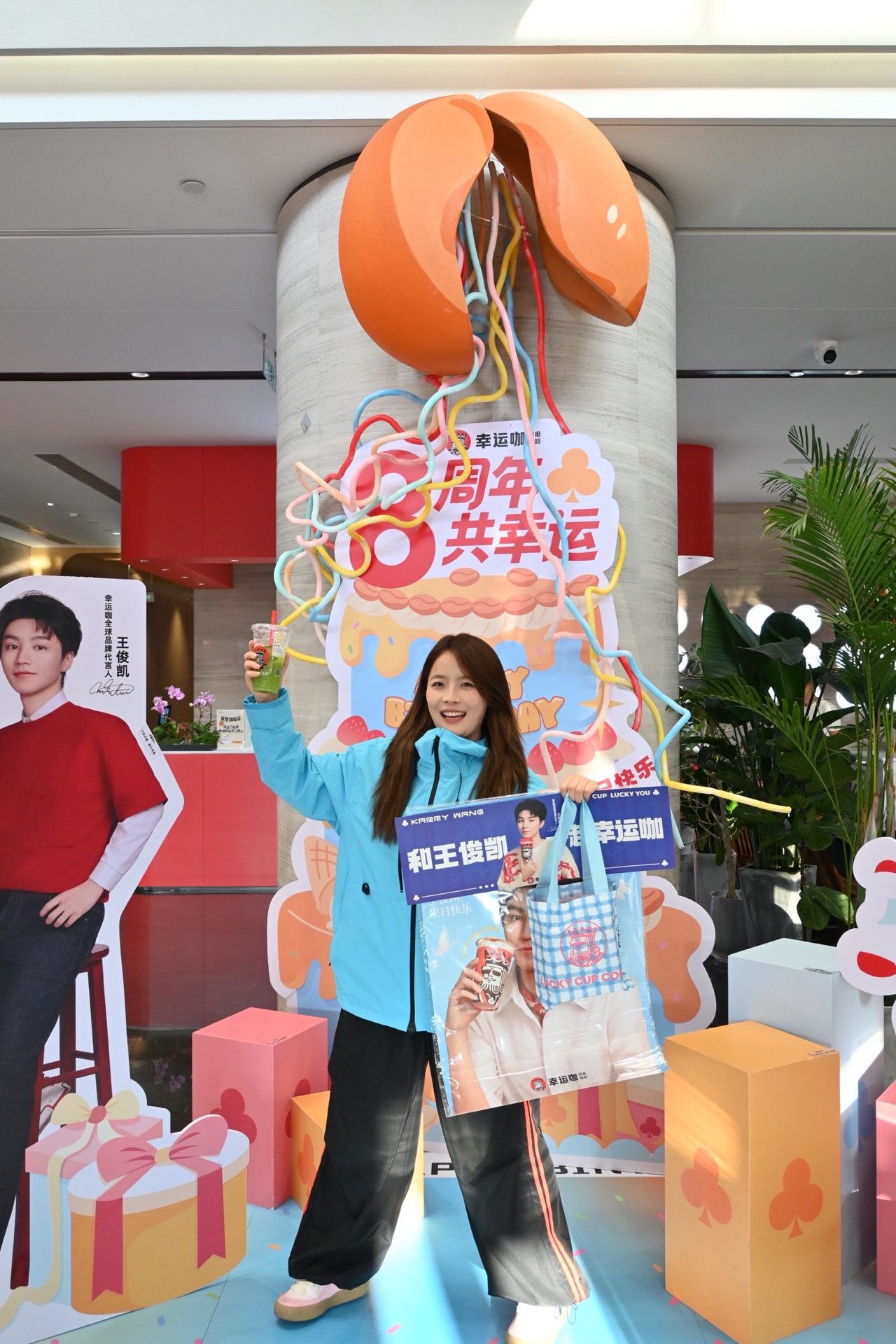 王俊凯同款逆光蓝冲锋衣太绝了 打卡幸运咖总部就穿