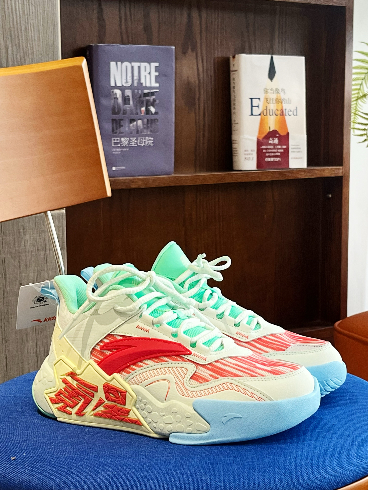 安踏水泥克星的多巴胺色彩