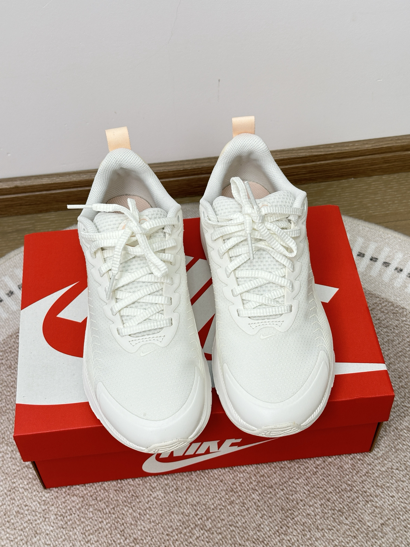 跑步巨亮眼的nike运动鞋!这个颜色直接虏获我的心