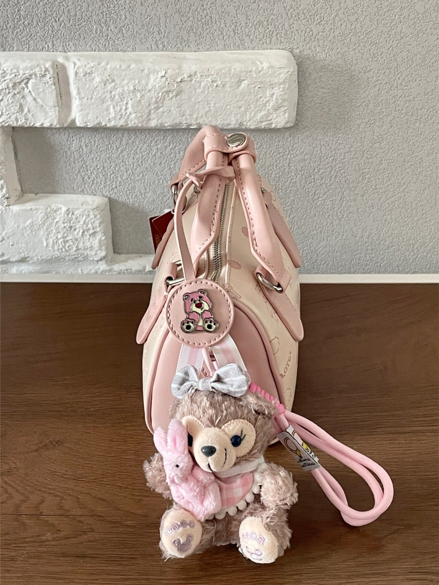 好甜!介个迪士尼草莓熊包包好适合夏天背!