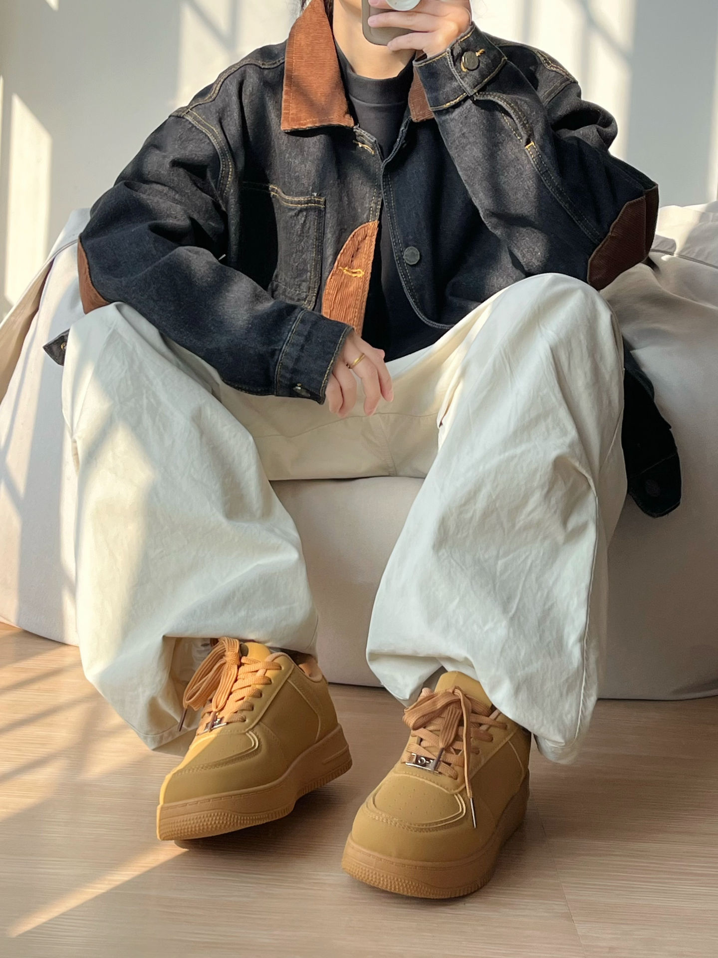 今天工装夹克通勤穿搭
配上小麦色板鞋帅到心巴上了
尊滴很好搭配,很