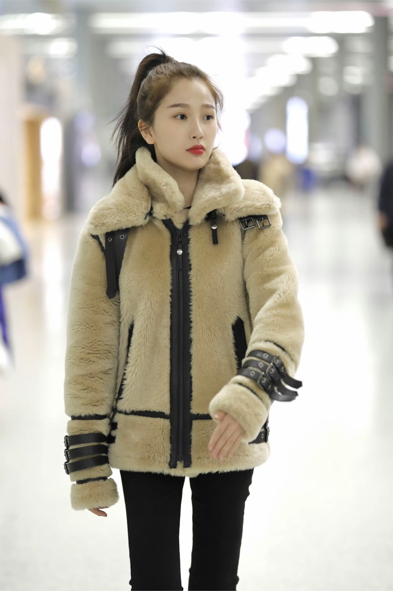 虞书欣的机场穿搭太绝啦!酷感直接拉满,时尚表现力满分