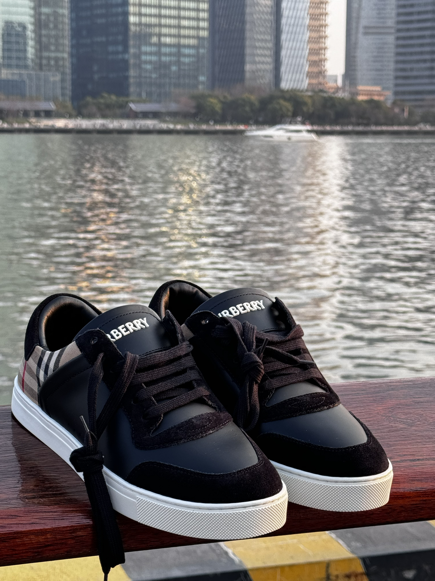 burberry  
爱鞋的男生们值得关注一下啦
burberry低帮板鞋,休闲中带