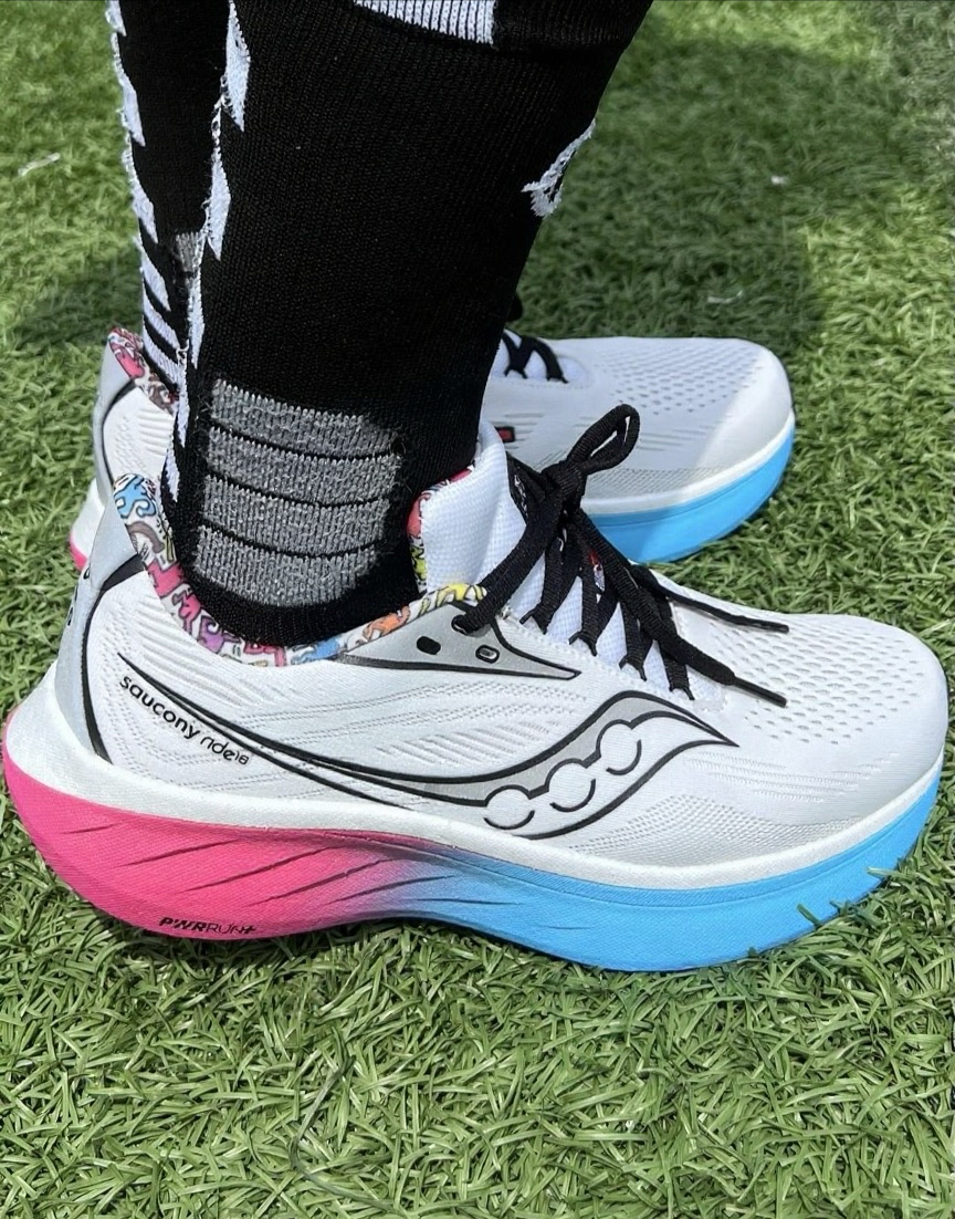 大家好我是蛮不讲理的蛮
​今天入手了 #saucony